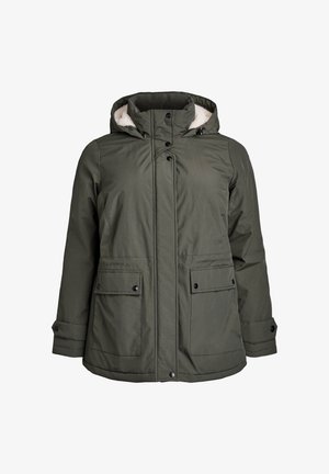 Olivgrüne Winterjacke mit Kapuze, zwei vorderen aufknöpfbaren Klappentaschen, Knopfmanschetten und einer mit Sherpa gefütterten Kapuze.