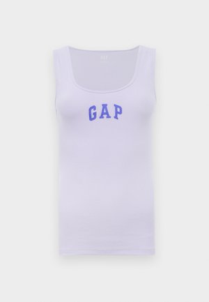 Top en maille côtelée lavande avec un col rond et "GAP" imprimé en lettres bleues sur la poitrine, présenté sur un fond blanc.