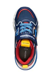 Blauwe en marineblaue mesh sneaker met witte zool, rode accenten en blauwe veters. Beschikt over een klittenbandsluiting en een karakterafbeelding op de zijkant. Geox-logo zichtbaar.