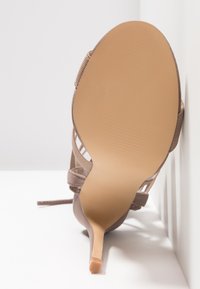 Public Desire Sandali con tacco - taupe
