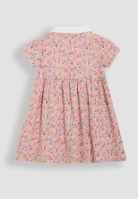 Robe rose avec un motif floral et animal, manches courtes, col rond avec une finition en dentelle et une jupe froncée.