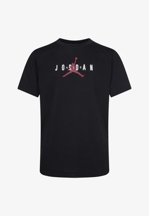 Crni pamučni majica s centralnim bijelim logotipom "JORDAN" i crvenom siluetom košarkaša u skakačkoj poziciji. Kratki rukavi.