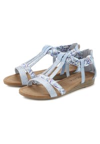 Helle blaue Sandalen mit geflochtenen floralen Stoffakzenten, Kristallverzierungen, flacher Sohle und offenem Design für Atmungsaktivität.
