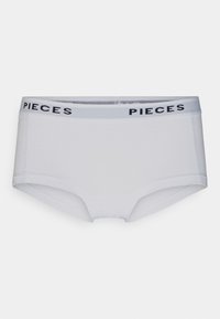Culotte blanche en boyshort avec un logo "PIECES" noir sur la ceinture, fabriquée dans un matériau lisse, présentant une coupe basse et des coutures minimalistes.