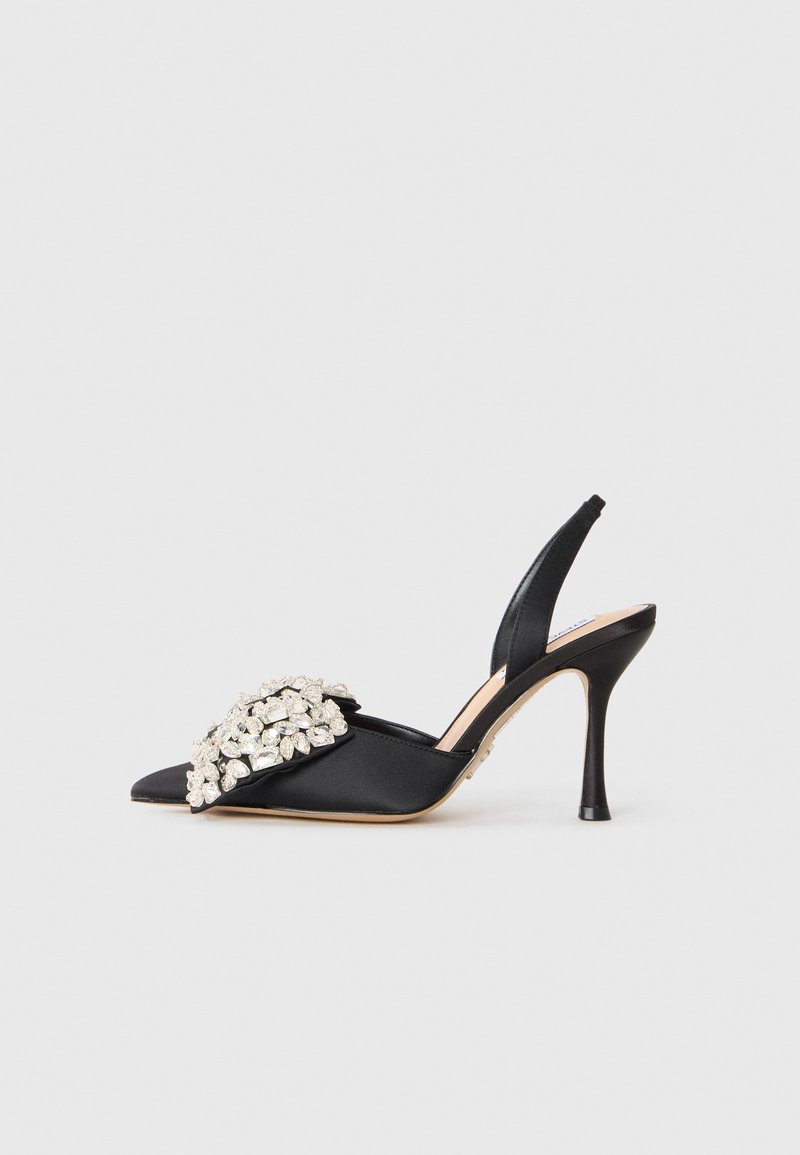Tacco slingback in satin nero con punta affusolata, caratterizzato da un grande ornamento di gioielli sulla tomaia e un sottile tacco a stiletto.