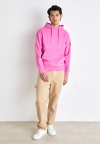 Calvin Klein Jeans BADGE HOODIE - Športni pulover - pink amour