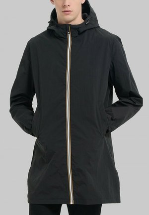 Veste noire légère avec capuche, dotée d'une fermeture éclair à l'avant avec un détail de rayures blanches et jaunes, ainsi que de poches latérales. Texture lisse, manches longues.