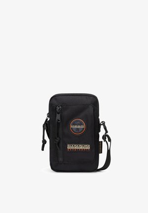 Černá látková crossbody taška s logem, přední zipová kapsa, nastavitelný popruh a texturovaný povrch; obdélníkový tvar.