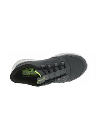 Baskets slip-on grises avec tige en mesh et lacets élastiques. Elles disposent d'une semelle intérieure rembourrée portant l'étiquette "Air-Cooled Memory Foam", avec une semelle blanche.