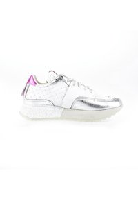 Baskets blanches avec accents argentés, semelle texturée, panneaux latéraux tissés, lacets et languette de talon violette brillante, présentées de profil sur fond blanc.