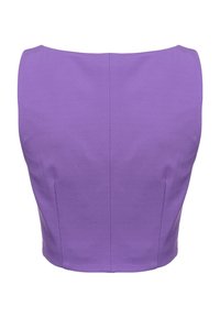 Crop top aderente viola con una texture liscia, scollatura ampia e dettagli delle cuciture sul retro. Nessun sistema di chiusura o decorazioni visibili.