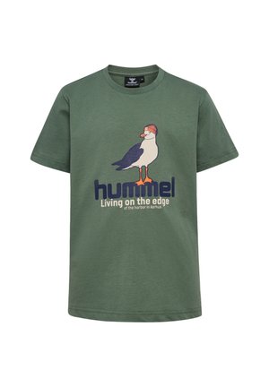 Zielona koszulka z krótkim rękawem z mewą w pomarańczowej czapce i napisem "hummel Living on the edge of the harbor in Aarhus" na przodzie.