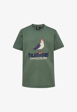 Zielona koszulka z krótkim rękawem z mewą w pomarańczowej czapce i napisem "hummel Living on the edge of the harbor in Aarhus" na przodzie.