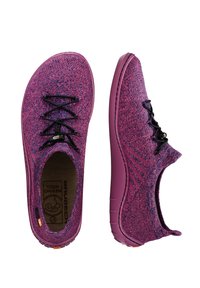 Fioletowe dzianinowe buty z fakturowaną cholewką, czarnymi sznurowadłami i jednolitą fioletową podeszwą. Posiadają wyprofilowaną wkładkę oraz logo wewnątrz.