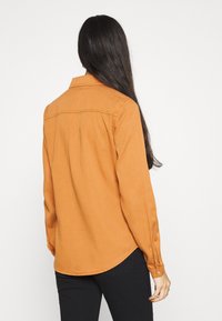 VILA VIBISTA SU-NOOS - Blusa com botões - adobe