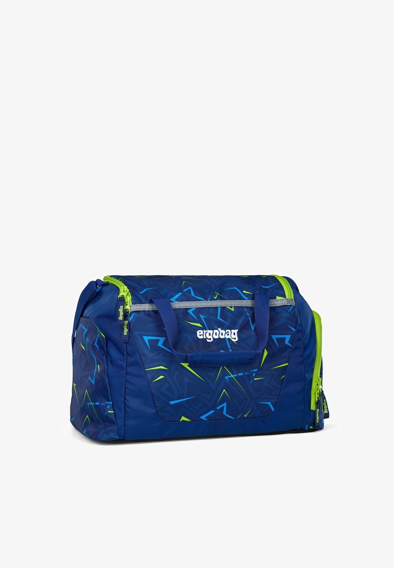 Blaues Duffelbag mit einem geometrischen Muster in grünen Akzenten. Verfügt über einen oberen Griff, einen Reißverschlussverschluss und eine äußere Seitentasche. Langlebiger Stoff.