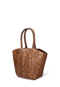 Bruine totebag met slangenhuidpatroon en twee handvatten, met gestructureerde zijkanten en een gladde leren onderkant. Subtiel merkdetail aan de voorkant.