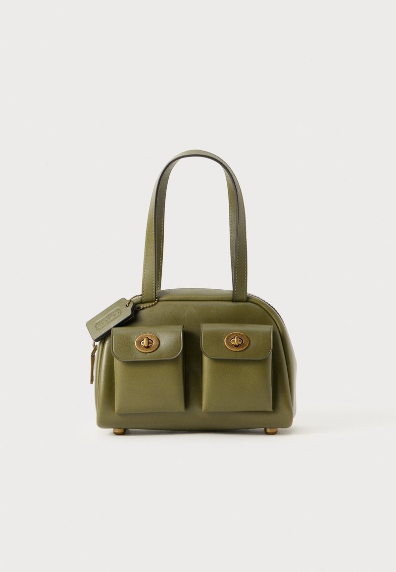 Sac à main en cuir vert olive avec deux poches avant sécurisées par des fermoirs dorés à tourner et double poignées.