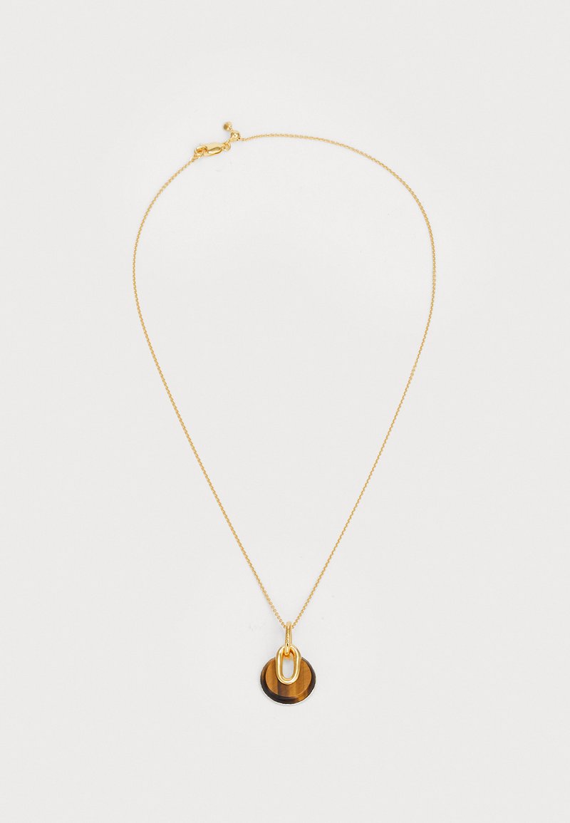 Collier doré avec un pendentif circulaire contenant des accents superposés en noir et or, attaché à une chaîne fine avec un fermoir à homard.