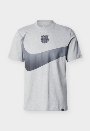 Hellgraues Nike-T-Shirt mit kurzen Ärmeln, großem dunkelgrauem Swoosh auf der Vorderseite und kleinem FC Barcelona Wappen oben zentriert über dem Swoosh.