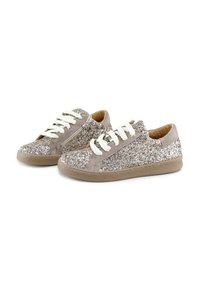 Zapatillas brillantes con un diseño de ante beige, cordones blancos, cremallera lateral y suela texturizada. El tejido superior brillante refleja la luz.