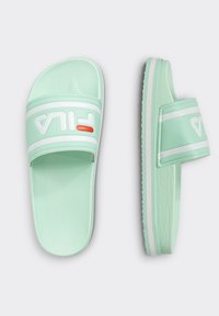 Sandali con scivolo verde menta realizzati in materiale sintetico lucido, caratterizzati da una fascia orizzontale bianca con un logo in evidenza e dettagli di accento rossi.