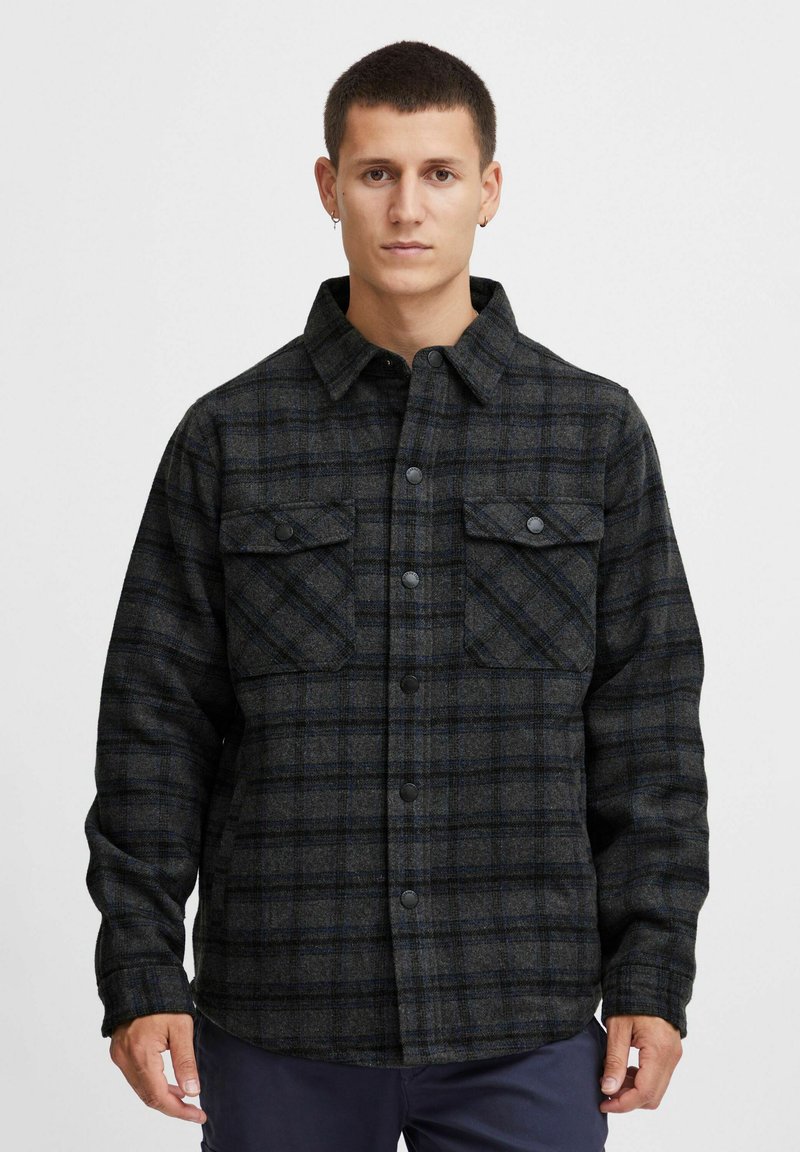 Flanellen shirt met een gestreept patroon in donkergrijs met blauwe accenten, voorzien van een knopenfront, twee borstzakken en een kraag. Gestructureerde pasvorm.