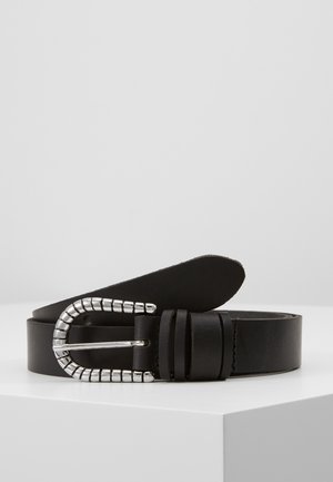 Cinturón de cuero negro con hebilla plateada curva de diseño segmentado, enrollado sobre una superficie blanca contra un fondo liso.