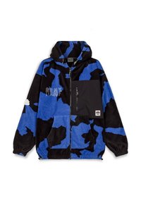 Chaqueta con capucha de forro polar en un patrón de camuflaje azul y negro. Cuenta con un bolsillo en el pecho con cremallera, bolsillos laterales y texto bordado.