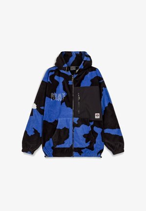 Fleece hoodie in een blauw-zwart camouflagepatroon. Beschikt over een ritssluiting op de borst, zijzakken en geborduurde tekst.