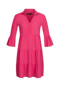 Vaaleanpunainen mekko, jossa on kolme neljäsosaa hihat, kauluksellinen pääntie ja kerroksittainen muotoilu, valmistettu teksturoidusta kankaasta. Liehuvat hihat lisäävät yksityiskohtia.