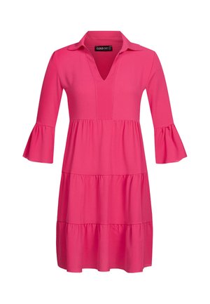 Rosa Kleid mit Dreiviertelärmeln, einem Kragen und gestuften Design aus strukturiertem Stoff. Ausgestellte Ärmel sorgen für ein besonderes Detail.