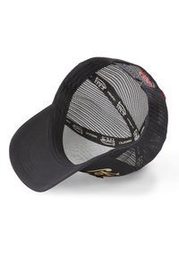Gorra trucker de malla negra con visera negra sólida, ajuste de snapback y marca "Von Dutch California" en el interior, además de un logo dorado en el panel frontal.