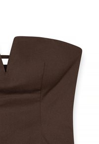 Bruin gestructureerd topje met een V-hals en brede schouders, voorzien van een zachte textuur en minimale naaddetails aan de zijkanten.