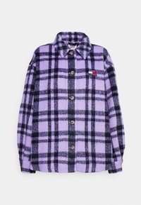 Fialová a černá kostkovaná flanelová košile s knoflíkovým zapínáním, límcem a malou nášivkou na hrudi. Měkká textura, dlouhé rukávy.