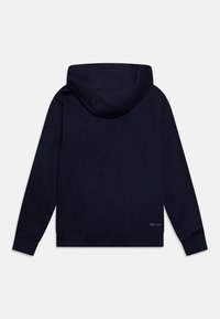 Tmavě modrá mikina s dlouhým rukávem a kapucí, žebrovanými manžetami a malým logem "DRI-FIT" blízko spodního lemu na zadní straně.