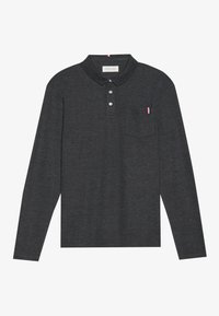 Langermet polo skjorte i mørkegrått stoff, med krage, tre knappelukking og liten lomme med rødt, hvitt og blått detalj.