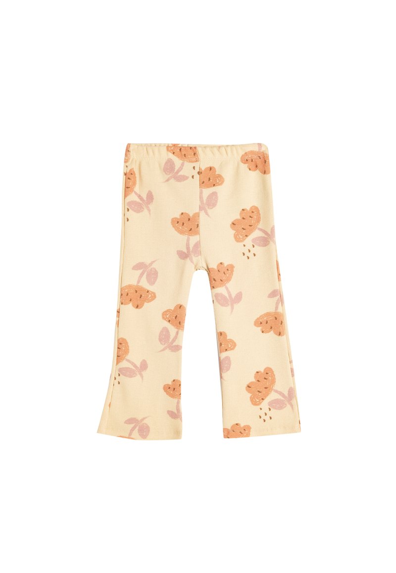 Lysegule bukser lavet af blødt stof, med et gennemgående print af orange blomster og lyserøde blade, samt en elastisk talje.