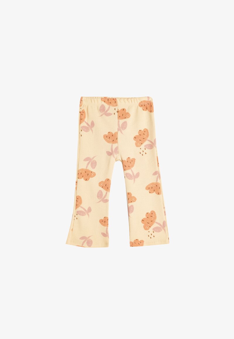 Lysegule bukser lavet af blødt stof, med et gennemgående print af orange blomster og lyserøde blade, samt en elastisk talje.