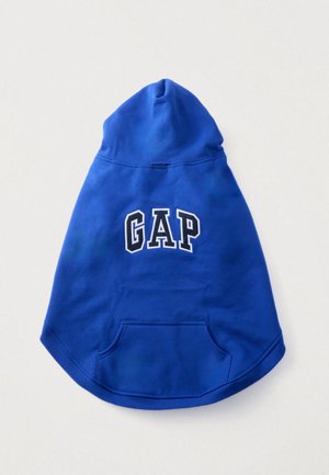 Blå hettegenser med stor "GAP"-logo på baksiden, kengurulomme, ribbet kant og myk stofftekstur.