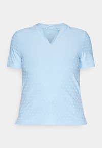 T-shirt bleu clair à manches courtes et col en V avec un motif texturé à pois. Fabriqué en tissu lisse, il présente un design épuré et ajusté.