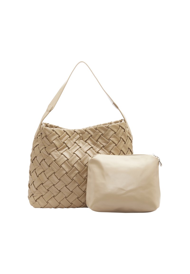 Borsa intrecciata beige con una pochette piatta e liscia beige. La borsa presenta una maniglia ampia e una superficie texturizzata, creando un aspetto naturale.
