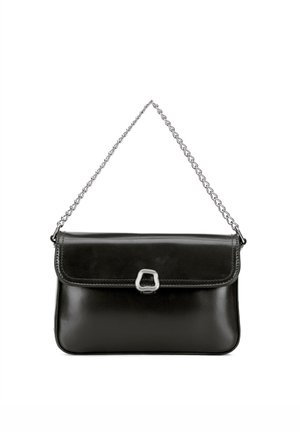 Zwarte leren schoudertas met zilveren kettingriem en een zilveren sluiting in het midden van het voorflap, weergegeven tegen een witte achtergrond.