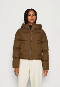 Veste en duvet marron avec une coupe courte, fermeture éclair et capuche. Dispose de poignets élastiques et de deux poches avant, avec une texture lisse.