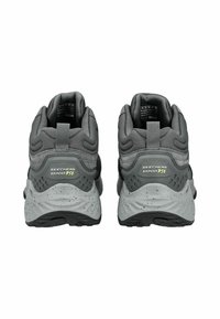 Scarpe da ginnastica grigie con tomaia in mesh strutturato, colletto imbottito e suola grigia maculata con accenti neri e dettaglio del logo sul tallone.