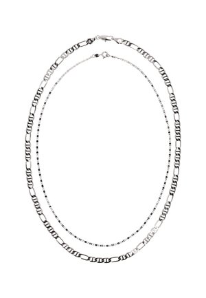 Zilverkleurige metalen ketting met twee lagen: één met brede schakels en een tweede met kleinere, platte schakels. Glad oppervlak, gepolijste afwerking.