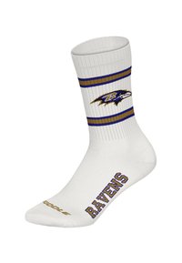 Weiße Socken mit horizontalen Streifen in Lila und Gold, mit einem Teamlogo und dem Schriftzug "RAVENS" in Lila an der Seite.