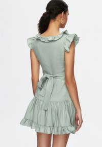 adL FRILLED  - Denní šaty - almond green