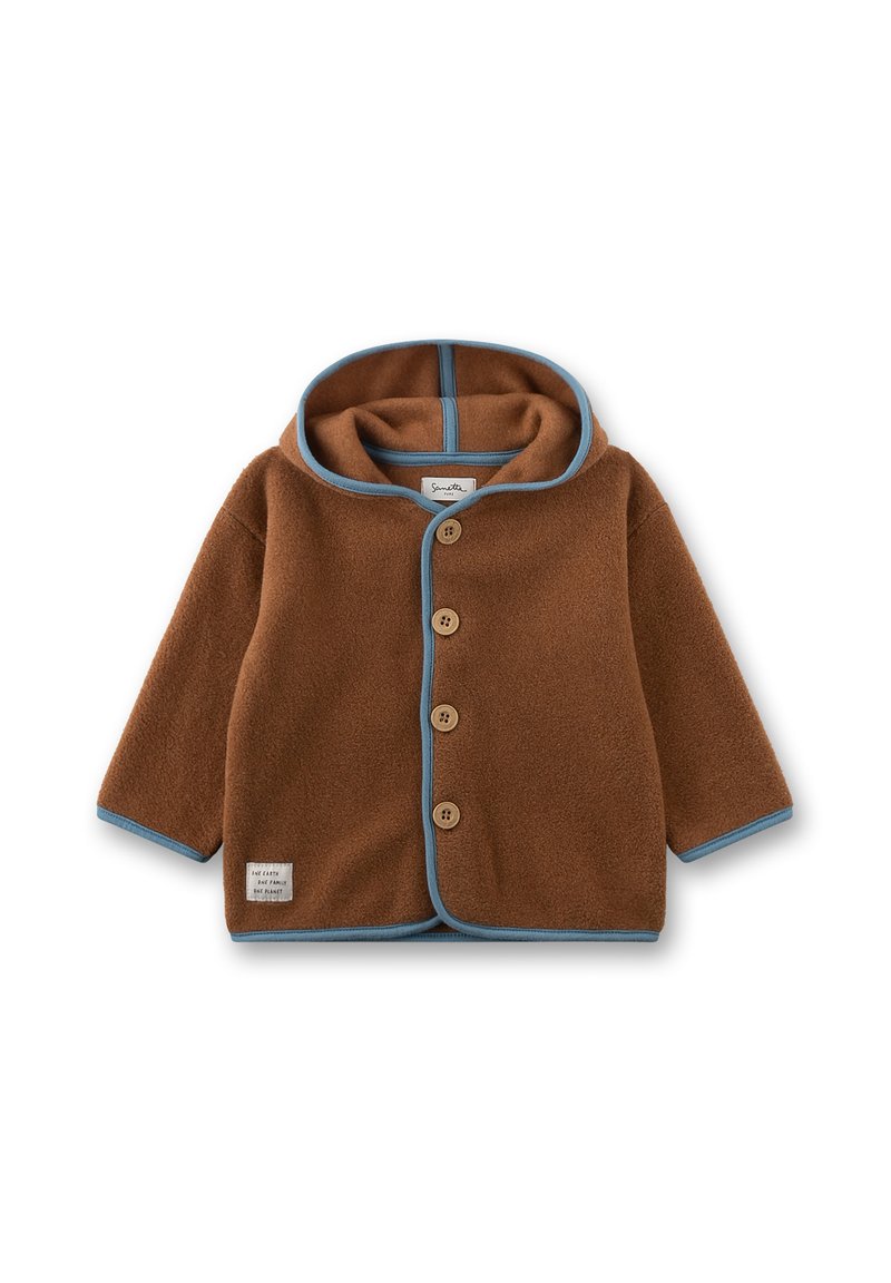 Braune Kinderfleecejacke mit blauen Akzenten, vier Holzknöpfen, Kapuze und einem kleinen weißen Patch auf der linken Vorderseite.