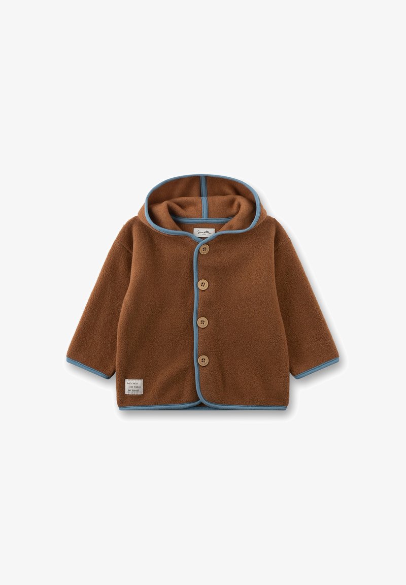 Braune Kinderfleecejacke mit blauen Akzenten, vier Holzknöpfen, Kapuze und einem kleinen weißen Patch auf der linken Vorderseite.